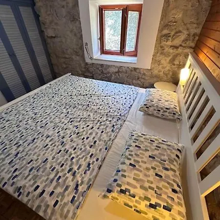 Stone Cesarovina *