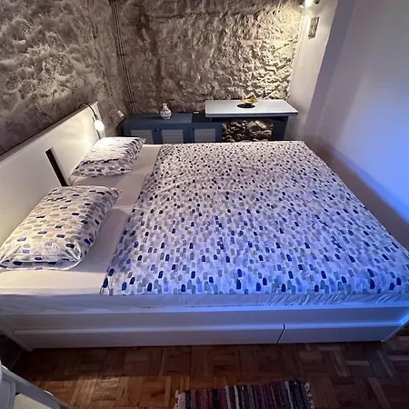 Stone Cesarovina Cres