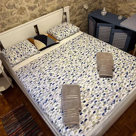 Stone Cesarovina Tatil Evi