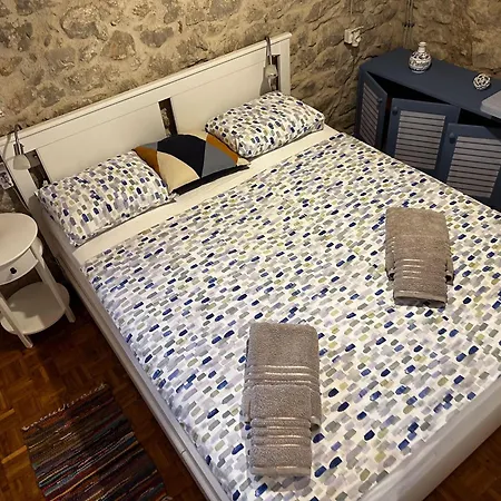 Stone Cesarovina Tatil Evi *