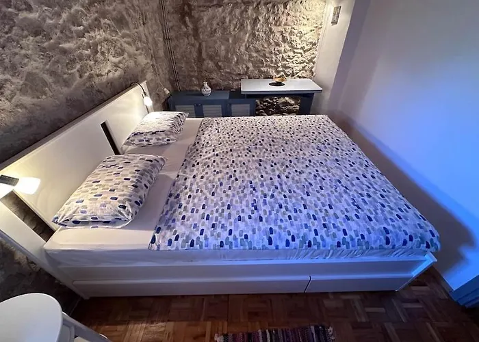 Stone Cesarovina Cres