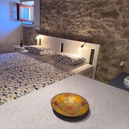 Stone Cesarovina * Cres