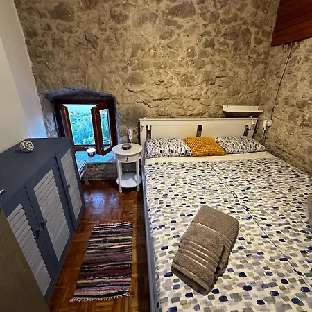 Stone Cesarovina Cres